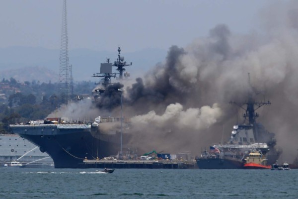 Explosión causa incendio en un buque de la Marina de Estados Unidos