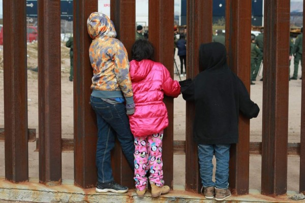 Gobernador de Arizona despliega la Guardia Nacional para detener migrantes en frontera