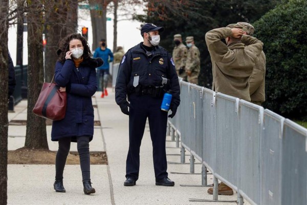 Suspenden a varios policías del Capitolio de EEUU mientras se investiga asalto