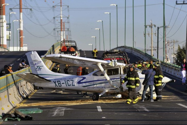 VIDEO: Avioneta aterriza de emergencia en autopista mexicana