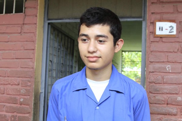 Jóvenes fascinados con fascículos de colección de LA PRENSA