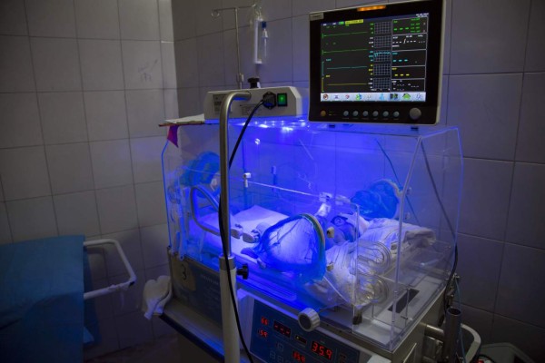 A picture taken on June 9, 2016 shows an incubator with a Syrian newborn who was evacuated by medical staff at a children's hospital into the basement following reported government bombardment which hit within a few hundred metres (yards) of the medical facility in the rebel-held eastern Aleppo a day earlier.Terrified medical staff rushed to rescue nine newborns after heavy bombing near Al-Hakim children's hospital in Syria's divided Aleppo city, moving them to the basement of the building, according to the leading paediatrician there. / AFP PHOTO / KARAM AL-MASRI
