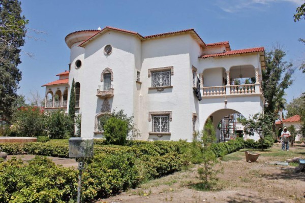 El beso a un narco y los escándalos de Juan Gabriel