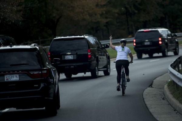 La ciclista que perdió su trabajo por enseñar dedo a Trump gana elección local en EEUU