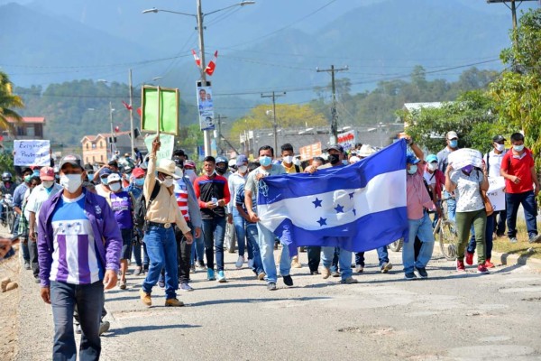 Productores reclaman en toma de carretera que cese importación de cebolla