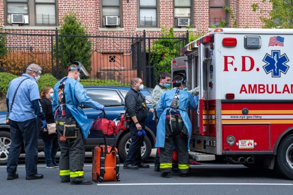 Baja por primera vez el número de fallecidos diarios por coronavirus en el mundo