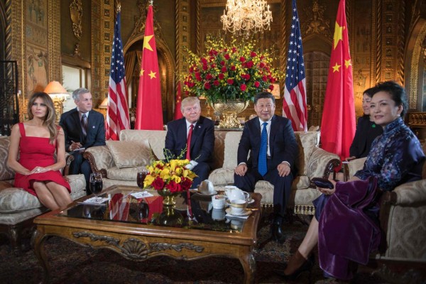 US First Lady Melania Trump (L) and US President Donald Trump (3rd L) pose with Chinese President Xi Jinping (2nd R) and his wife Peng Liyuan (R) upon their arrival to the Mar-a-Lago estate in West Palm Beach, Florida, on April 6, 2017. / AFP PHOTO / JIM WATSON