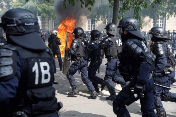 Police advance during clashes with protesters on the sidelines of the annual May Day rally in Paris on May 1, 2019. - France's zero-tolerance approach to protest violence will be tested on May 1, when a heady mix of labour unionists, 'yellow vest' demonstrators and hardline hooligans are expected to hit the streets on Labour Day. (Photo by GEOFFROY VAN DER HASSELT / AFP)