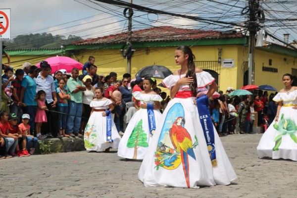 Santa Rosa de Copán. Lindos trajes representando la Flora y Fauna de Honduras.