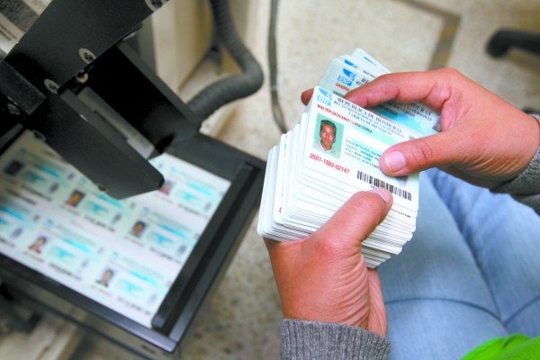 Entregan cédulas que no han reclamado miles de ciudadanos
