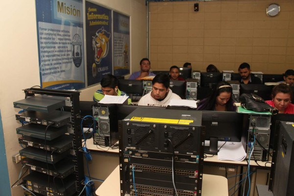 Oportunidad de certificarse en Tecnología Abierta en Unah-vs