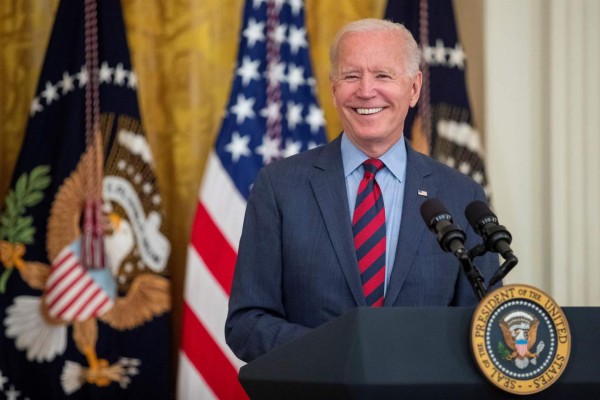 Biden promete dar prioridad a la reforma migratoria en una reunión con líderes latinos