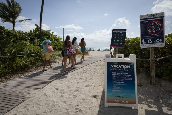 Turistas hondureños se vacunan gratis en playas de Miami Beach