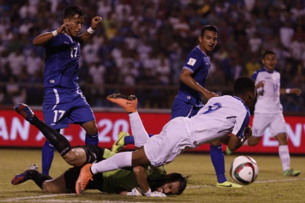 Honduras vence a El Salvador y se mete a la pelea