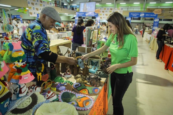 Profesor usa materiales reciclados para elaborar bellas figuras artísticas