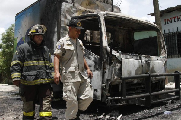 Mareros queman camión repartidor de lácteos