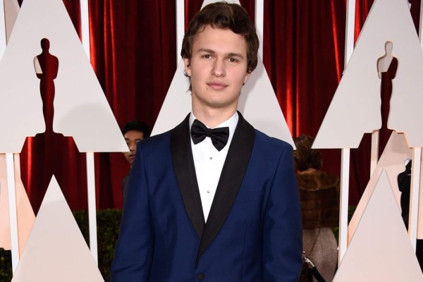 Ansel Elgort se siente como 'varias personas diferentes'