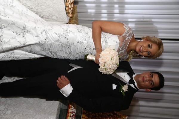 Los novios festejan y brindan por su amor