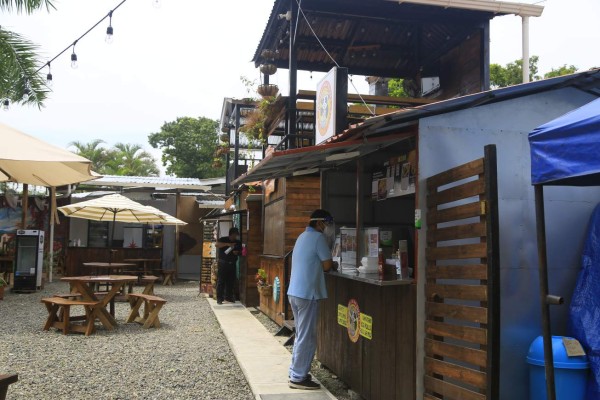 Negocios de comida se reactivan con servicio a domicilio y llevar