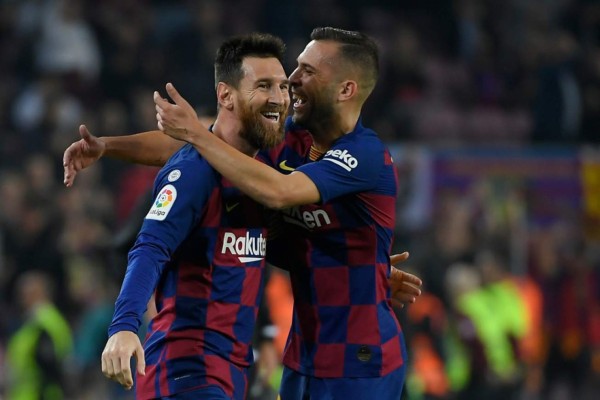Barcelona golea al Valladolid con doblete de Messi y recupera el liderato de España