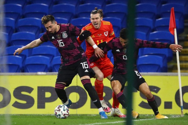 Mexico's midfielder Hector Herrera (L) and Mexico's defender Jorge Sanchez (R) vie with Wales' midfielder Gareth Bale during the international friendly football match between Wales and Mexico at Cardiff City Stadium in Cardiff on March 27, 2021. (Photo by GEOFF CADDICK / AFP)