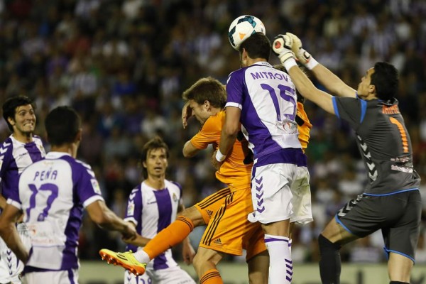 Real Madrid deja escapar el triunfo y se aleja aún más del título