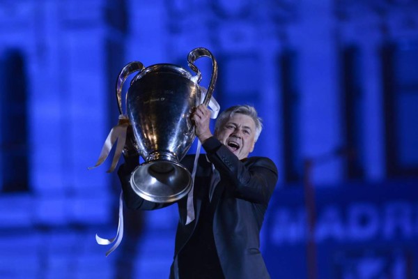 Real Madrid ofrece la Décima a los miles de aficionados en Cibeles