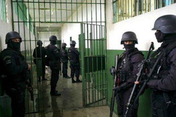 Al menos 37 muertos tras enfrentamiento en cárcel venezolana