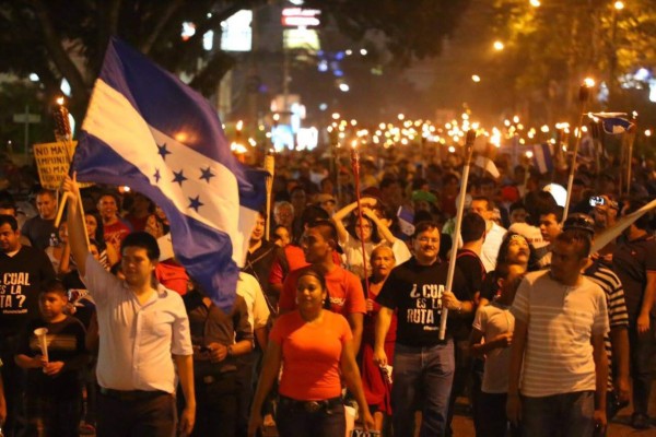 Marcha de las antorchas ilumina San Pedro Sula