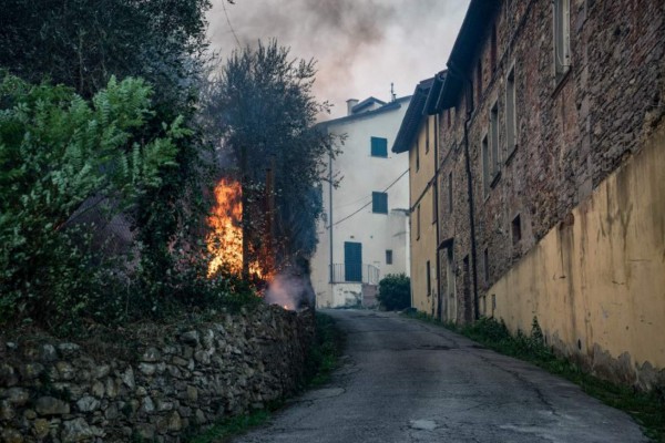 Evacuan a cientos de personas por incendio en la Toscana italiana