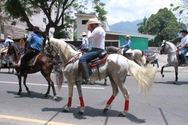 Desfile hípico de la Agas encanta a los sampedranos