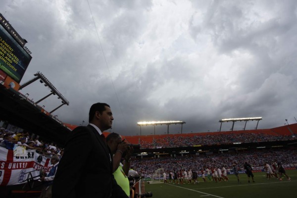 Partido Honduras-Inglaterra se suspendió por 30 minutos