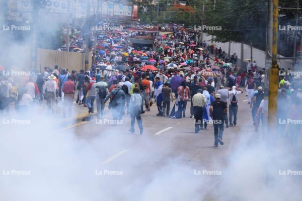 Maestros y médicos se enfrentan a la Policía en Tegucigalpa