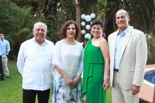 Andrea Handal y Roberto Álvarez firman acta de boda civil