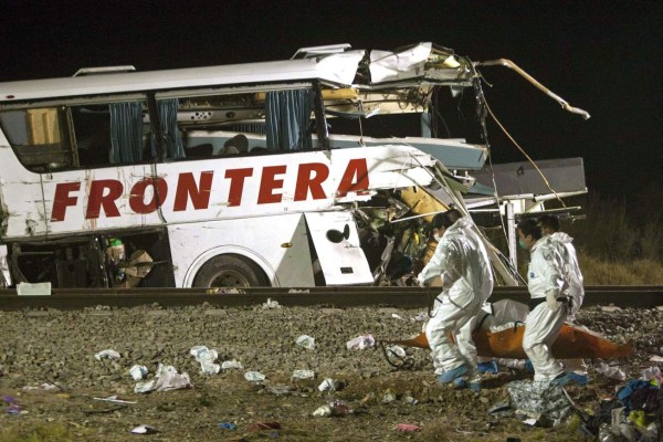 Al menos 20 muertos en accidente de bus en México