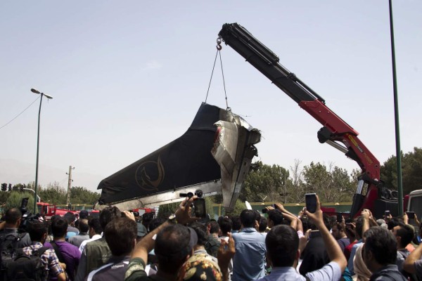 Mueren 40 personas tras estrellarse avión en Irán