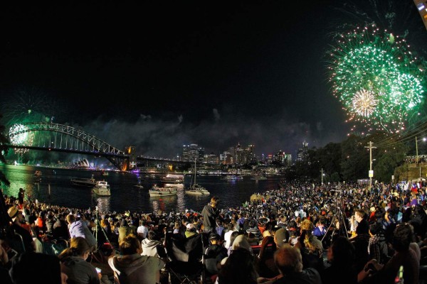 El mundo recibe el 2016 con luces y esperanza