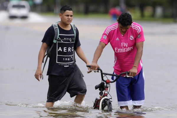 Evacúan a hondureños de sus casas en Houston
