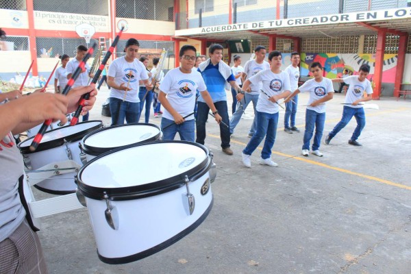 Practican hasta siete horas diarias para festejar a la patria