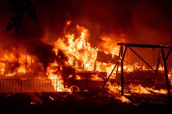 Devastadores incendios en Oregon queman cientos de viviendas