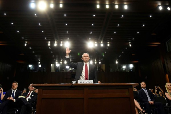 Jeff Sessions: Nunca hablé con ningún ruso para influir en comicios
