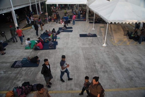 Guatemala: migrantes permanecen en la calle mientras esperan ingresar a México