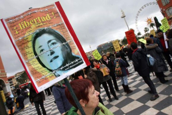 Recuerdan a Ingrid Betancourt en París en el Día de la mujer