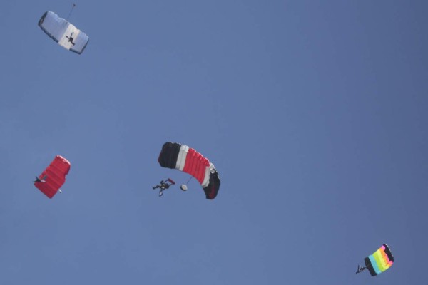 Paracaidistas de la Fuerza Aérea se lucen con su show
