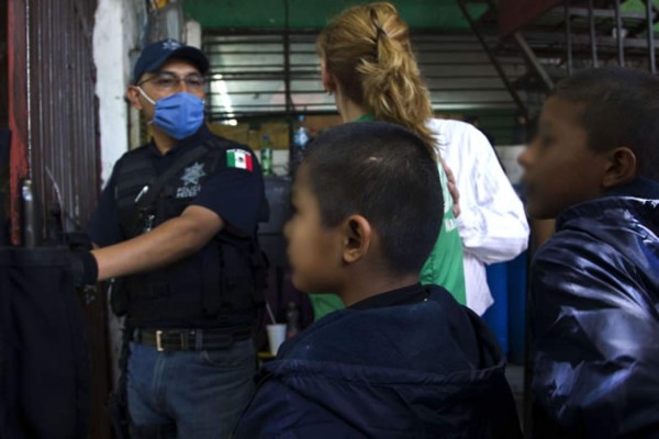 Trasladan a 167 de los 500 niños rescatados en albergue mexicano  