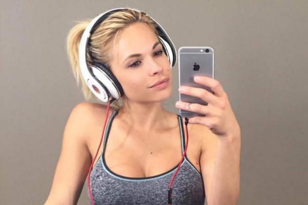 Conejita de Playboy paga caro burlarse de mujer obesa de 71 años