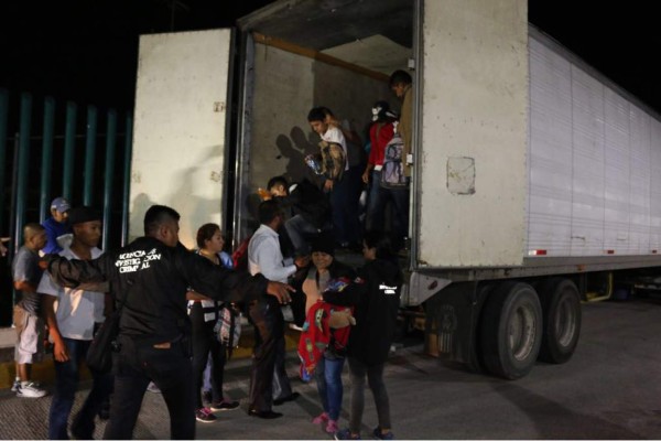 Rescatan a migrantes hondureños hacinados en un camión en México