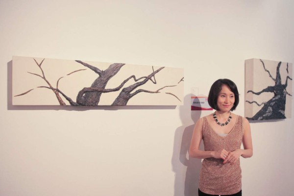 La artista japonesa Naomi Ohki posa junto a su obra. Foto: Agencia/EFE.