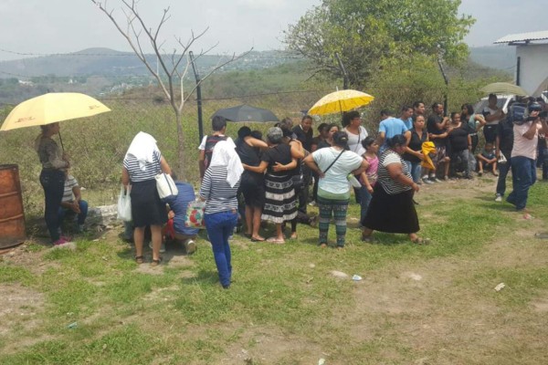 Familiares despiden y sepultan a víctimas de masacre en Tegucigalpa