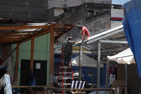 Vendedores reconstruyen puestos del mercado Central de SPS